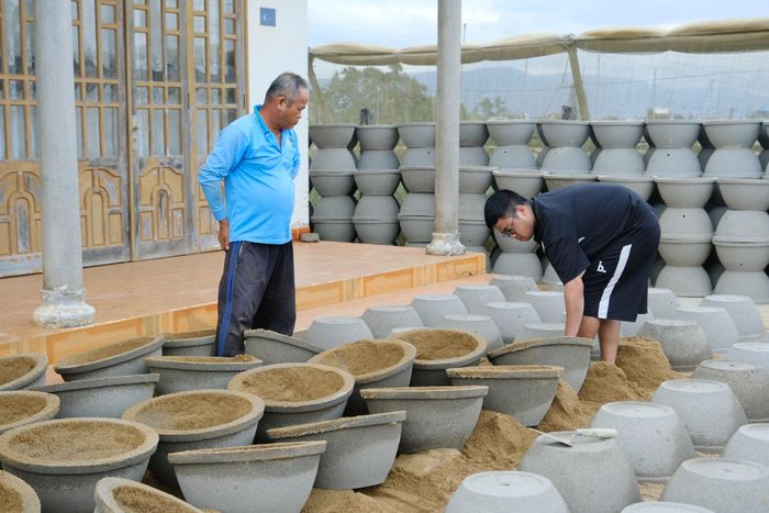 Ngay thời điểm này, người dân tại xóm hoa đã bắt tay vào việc đúc chậu, chuẩn bị cho vụ kế tiếp năm sau