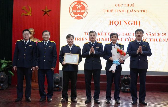 Lãnh đạo Cục Thuế biểu dương các tập thể, cá nhân có thành tích hoàn thành tốt nhiệm vụ công tác thuế năm 2025. Ảnh: Đặng Hà