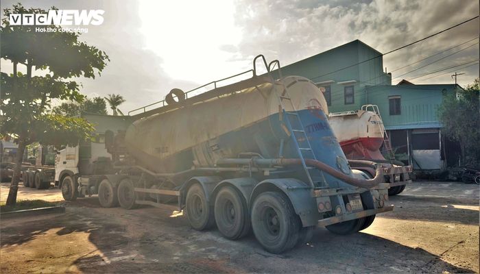 Theo một số người dân sống xung quanh, khu vực này đang yên tĩnh thì bỗng nhiên xuất hiện nhiều xe đầu kéo ngang nhiên tập kết, kéo theo bụi bặm và tiếng động cơ nổ máy liên tục. Họ nhắc nhở thì bị tài xế dọa nạt, uy hiếp.