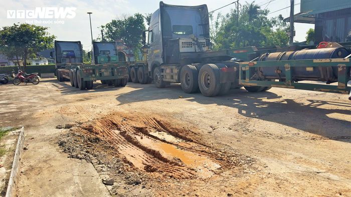 Việc chiếm dụng khiến khuôn viên đền thờ xuống cấp, hư hỏng. Tại nhiều vị trí trong sân, mặt đường bê tông bị cày xới, xuất hiện sụt lún, đọng nước bùn đỏ quạch mỗi khi có mưa.