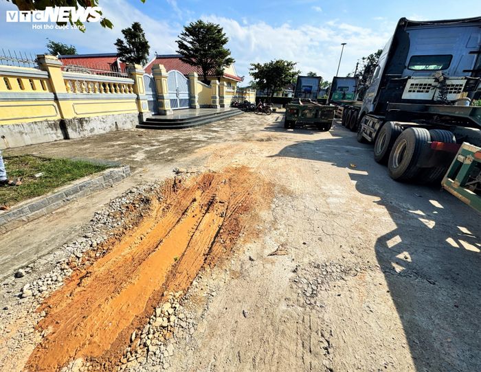 Theo người quản lý trông coi đền thờ Danh nhân văn hóa Đào Tấn, mặc dù việc đậu ô tô tải trong sân đền thờ bị cấm, vào đêm khuya, các tài xế vẫn lén đưa xe vào. Lúc người trông coi đền đi tìm tài xế thì không biết ở đâu.