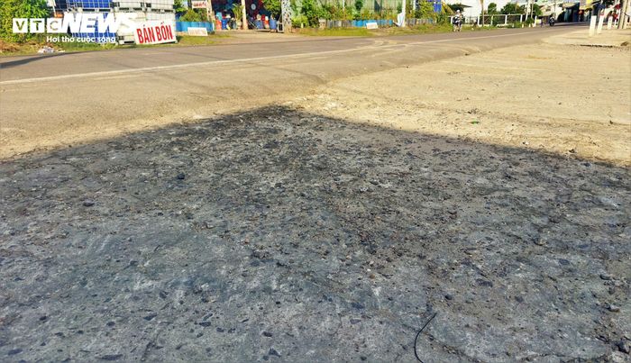 Nền sân đền, vốn chỉ được thiết kế để phục vụ người đi bộ và các phương tiện nhẹ, nay đã biến dạng hoàn toàn dưới tải trọng hàng chục tấn của các loại xe nặng ra vào mỗi ngày.