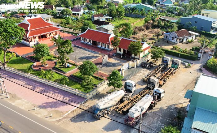 Theo ghi nhận của PV Báo Điện tử VTC News, những ngày qua, khuôn viên đền thờ nhà soạn tuồng, Danh nhân văn hóa Đào Tấn tại xã Tuy Phước (tỉnh Gia Lai) đang bị chiếm dụng làm bãi đỗ xe.