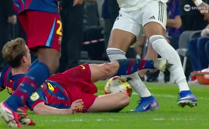Khoảnh khắc De Jong phạm lỗi với Mbappe.
