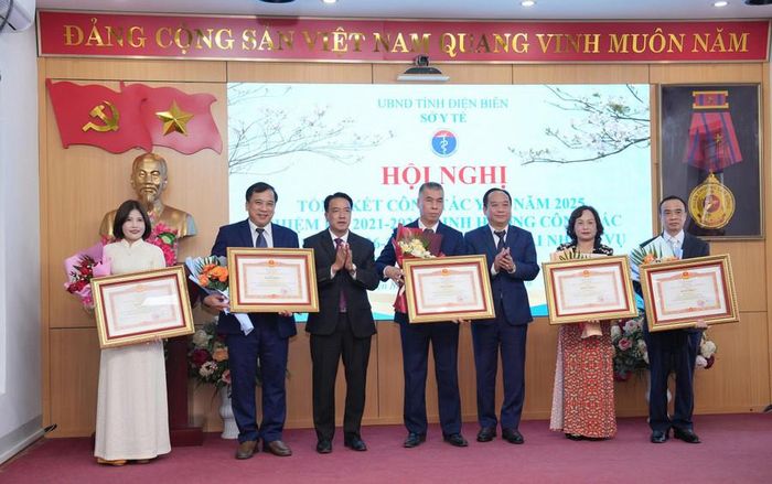  Ông Nguyễn Minh Phú (thứ 3 tính từ bên phải) và ông Phạm Giang Nam (thứ 3 tính từ bên trái) chuyển trao Bằng khen của Thủ tướng Chính phủ tới 5 cá nhân có thành tích xuất sắc. 