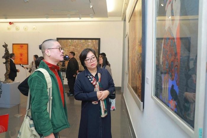 Công chúng tham quan triển lãm. Ảnh: BTMT