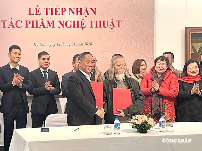 TS Nguyễn Anh Minh, Giám đốc Bảo tàng Mỹ thuật Việt Nam và Chủ tịch Hội Mỹ thuật Việt Nam Lương Xuân Đoàn bàn giao các tác phẩm