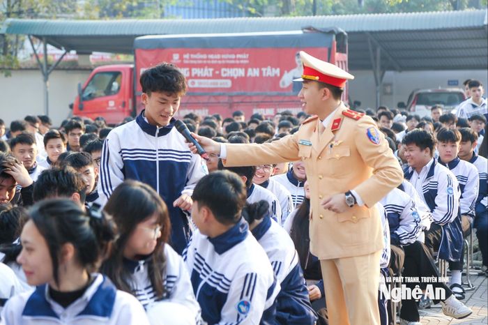 Các em học sinh tham gia trả lời các câu hỏi. Ảnh: Đình Tuyên