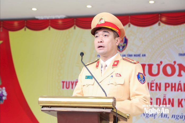 Thượng tá Nguyễn Hàm Thắng - Phó Trưởng Phòng Cảnh sát giao thông, Công an tỉnh Nghệ An phát biểu tại chương trình. Ảnh: Đình Tuyên