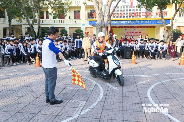 Các em học sinh tham gia thực hành lái xe trên sa hình. Ảnh: Đình Tuyên