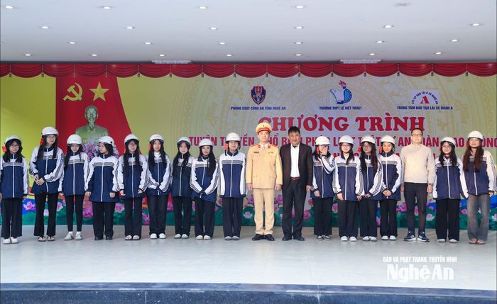 Ban tổ chức trao mũ bảo hiểm đạt chuẩn cho đại diện học sinh. Ảnh: Đình Tuyên