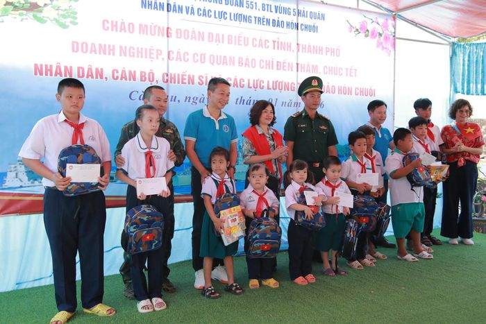Đại diện các đơn vị tặng quà cho học sinh trên đảo Hòn Chuối. Ảnh: ĐẮC MẠNH