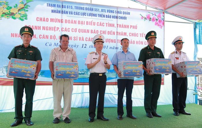 Chuẩn Đô đốc Ngô Văn Thành, Bí thư Đảng ủy, Chính ủy Vùng 5 Hải quân tặng quà các lực lượng trên đảo Hòn Chuối. Ảnh: ĐẮC MẠNH