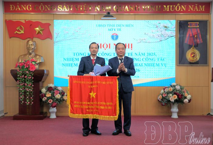 Thừa ủy quyền của Thủ tướng Chính phủ, đồng chí Nguyễn Minh Phú, Phó Chủ tịch UBND tỉnh trao Cờ thi đua cho tập thể xuất sắc.