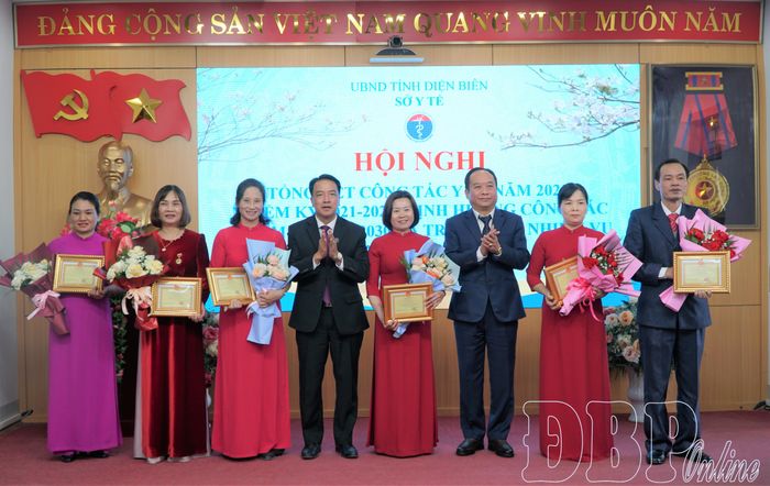 Đồng chí Nguyễn Minh Phú, Phó Chủ tịch UBND tỉnh và đồng chí Phạm Giang Nam, Giám đốc Sở Y tế trao Kỷ niệm chương "Vì sự nghiệp xây dựng và phát triển tỉnh Điện Biên” cho các cá nhân.