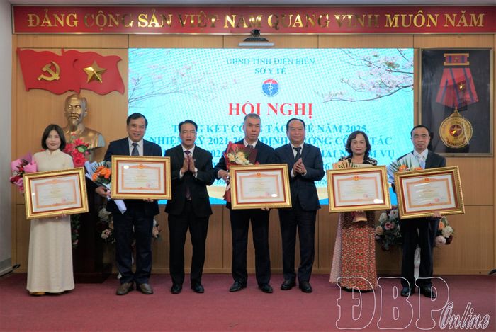 Thừa ủy quyền của Thủ tướng Chính phủ, đồng chí Nguyễn Minh Phú, Phó Chủ tịch UBND tỉnh và đồng chí Phạm Giang Nam, Giám đốc Sở Y tế trao Bằng khen của Thủ tướng Chính phủ cho các cá nhân có thành tích xuất sắc.