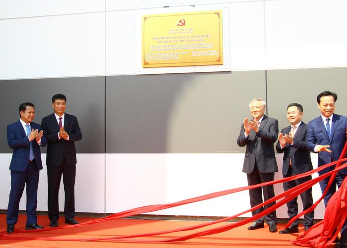 Phó thủ tướng Thường trực Nguyễn Hòa Bình đã dự lễ gắn biển công trình chào mừng Đại hội Đại biểu toàn quốc lần thứ XIV của Đảng tại Đài kiểm soát không lưu sân bay Long Thành.