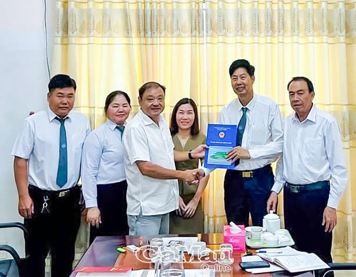Luật sư Phạm Quang Chung nhận Quyết định chỉ định làm Chủ tịch Hội đồng Khen thưởng, kỷ luật lâm thời Đoàn Luật sư tỉnh Cà Mau.