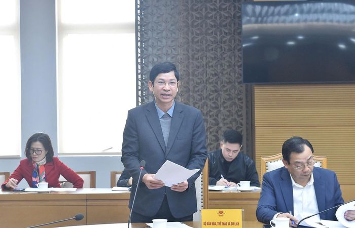Thứ trưởng Bộ Văn hóa, Thể thao và Du lịch Hồ An Phong báo cáo tại phiên họp.