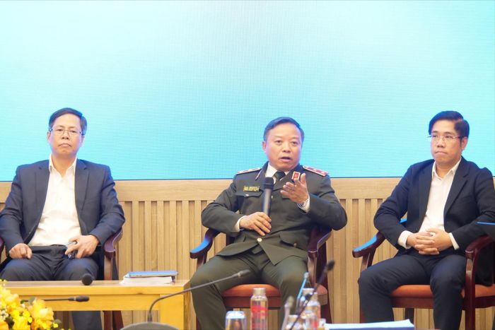 Trung tướng, PGS.TS Phan Xuân Tuy, Giám đốc Học viện Chính trị Công an nhân dân trả lời câu hỏi.