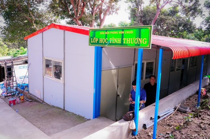 Sau này, lớp học đã được các cấp, ngành ủng hộ xây dựng nên cơ sở vật chất ngày càng khang trang. Ảnh: Thành Chung