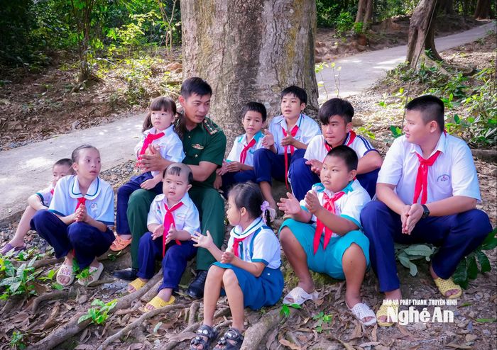 Hàng ngày, ngoài dạy chữ, “thầy giáo” Trần Bình Phục vẫn thường tập hát cho các em. Niềm vui và cũng là động lực lớn nhất của các cán bộ chiến sĩ trên đảo là nhìn thấy các em biết chữ, nuôi dưỡng ước mơ của mình, trở thành người có ích cho xã hội. Ảnh: Thành Chung