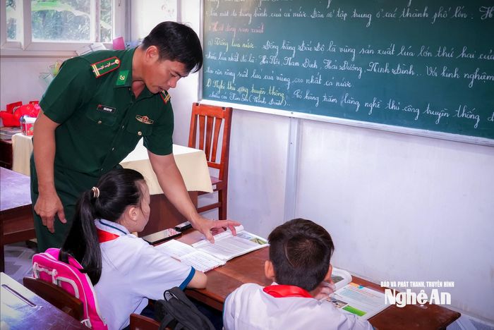 Để dạy học tốt, “Thầy giáo” Phục phải cố gắng truyền đạt những kiến thức cơ bản, ngắn gọn, dễ hiểu nhất; kèm theo những câu chuyện sinh động, gần gũi để thu hút các em. Ảnh: Thành Chung