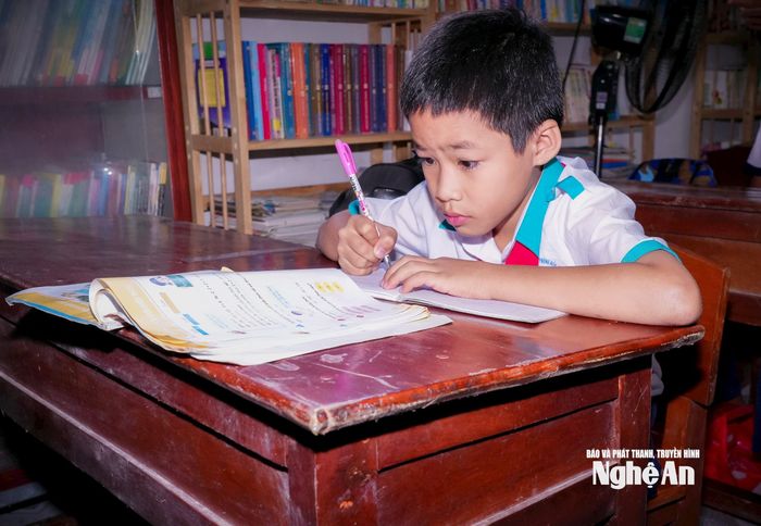 Lớp có nhiều độ tuổi. Các em học sinh hạn chế tiếp xúc với môi trường bên ngoài, thiếu hiểu biết về kiến thức xã hội. Vậy nên, việc dạy học cho các em gặp rất nhiều khó khăn. Ảnh: Thành Chung