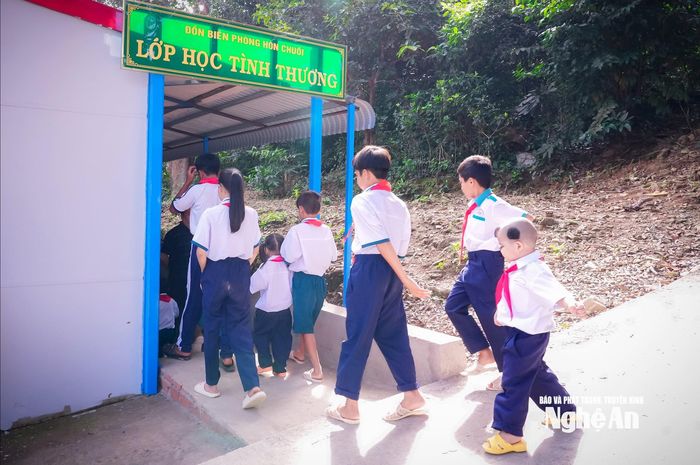 Lớp học tình thương mở từ năm 1995. Sau 31 năm, lớp đã dạy cho 98 em, từ lớp 1 đến lớp 5. Khi lên cấp 2, các em được đưa vào bờ học tập. Từ lớp học này, đến nay đã có 7 em tốt nghiệp đại học, ra trường và có việc làm. Ảnh: Thành Chung