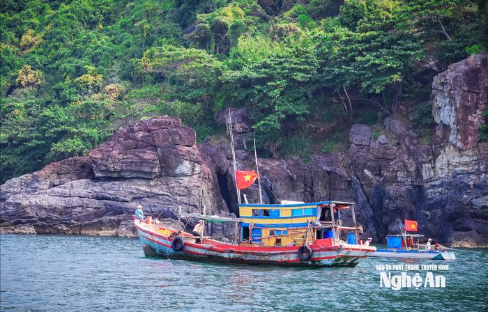 Hòn Chuối là đảo có dân sinh sống, trên đảo hiện có 1 tổ nhân dân tự quản với 66 hộ dân và hơn 220 nhân khẩu. Người dân trên đảo sinh sống chủ yếu bằng nghề nuôi cá lồng và đánh bắt thủy hải sản. Ảnh: Thành Chung
