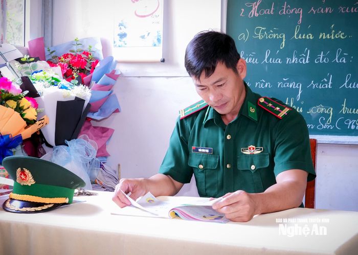 Hiện nay, lớp học tình thương do Trung tá Trần Bình Phục - Đội phó Đội công tác vận động quần chúng Đồn Biên phòng Hòn Chuối đứng lớp giảng dạy. Lớp đã được công nhận là một điểm trường trong hệ thống giáo dục của xã Sông Đốc. Ảnh: Thành Chung