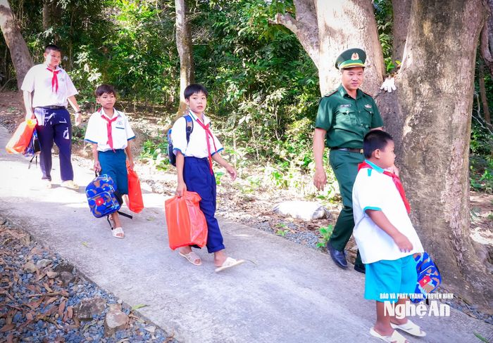 Trên đảo chưa có trạm y tế và hệ thống trường học quốc gia. Để trẻ em trên đảo được học tập, tổ nhân dân tự quản đã phối hợp với Đồn Biên phòng Hòn Chuối và Trạm Ra đa 615 mở một lớp học tình thương. Ảnh: Thành Chung