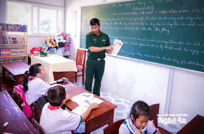 “Thầy giáo” Trần Bình Phục cho biết: Trước đây, cơ sở vật chất lớp rất nghèo nàn. Việc học của các em không được gia đình ủng hộ. Họ cho rằng các em chỉ cần biết lặn, biết đi biển là có thể sống… Các lực lượng chức năng phải tốn công, tốn sức để vận động gia đình cho em đến trường. Ảnh: Thành Chung
