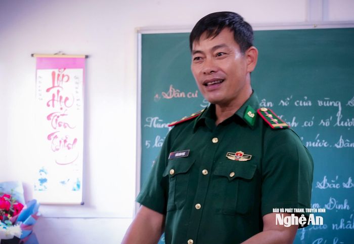 “Tôi lên lớp không phải thầy của các em, mà như một người thân trong gia đình. Tôi coi các em như con của mình. Giữa thầy và trò không có khoảng cách, mà được gắn kết bằng tình thương của người một nhà” – Trung tá Trần Bình Phục cho biết. Ảnh: Thành Chung