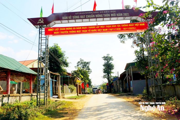 Hệ thống cổng chào, đường giao thông thông thoáng ở bản Kẻ Sùng. Ảnh: K.L