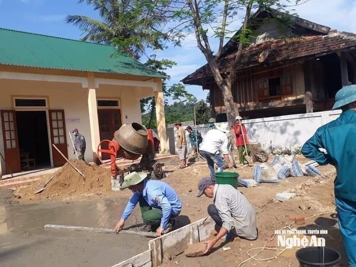 Người dân bản Kẻ Sùng góp công, góp sức xây dựng công trình nhà văn hóa bản. Ảnh: CSCC