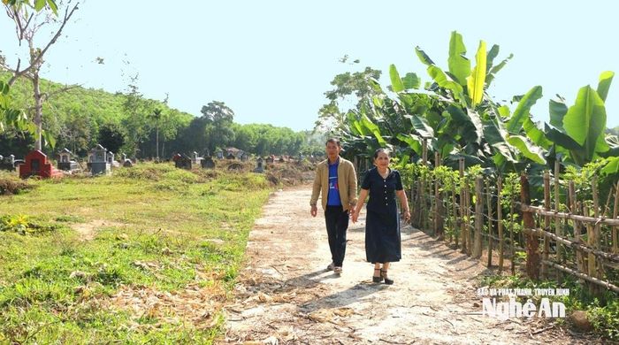 Đường vào nghĩa trang và các tuyến đường nội đồng ở bản Kẻ Sùng cũng được xây dựng thuận tiện cho việc đi lại. Ảnh: K.L