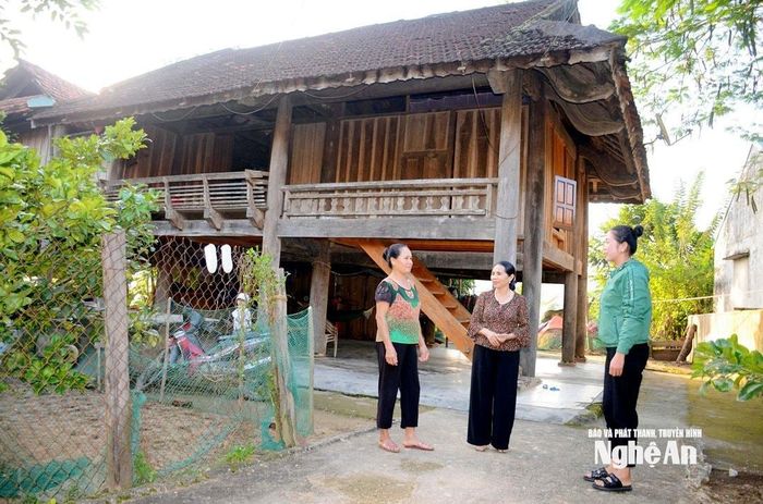 Cấp ủy chi bộ và Ban công tác Mặt trận bản Kẻ Sùng lắng nghe, nắm bắt tâm tư, nguyện vọng của người dân. Ảnh tư liệu: T.C