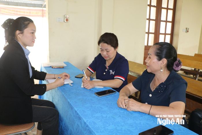 Bí thư chi bộ bản Kẻ Sùng Lang Thị Hải Vân (ngoài cùng bên phải) trao đổi về việc phát huy dân chủ cơ sở ở thôn bản. Ảnh: K.L