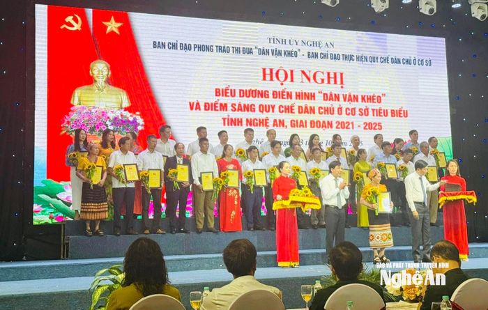 Bí thư Chi bộ bản Kẻ Sùng Lang Thị Hải Vân thay mặt tập thể bản nhận Bằng khen điển hình dân vận khéo và điểm sáng quy chế dân chủ cơ sở tiêu biểu tỉnh Nghệ An năm 2021-2025. Ảnh: CSCC