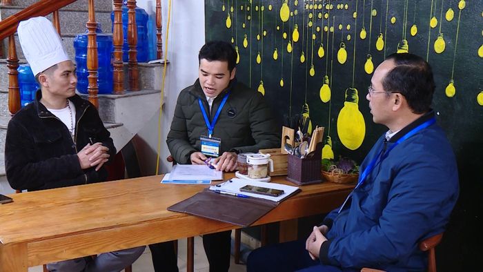 Điều tra viên thu thập thông tin tại hộ kinh doanh ông Phạm Văn Cường, phường Bỉm Sơn.