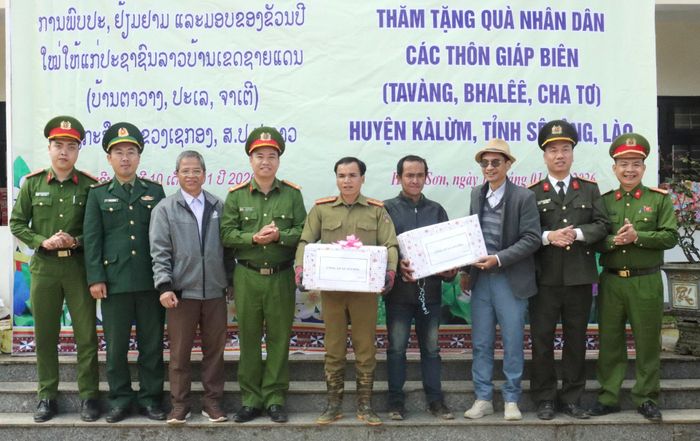 Công an xã Avương tặng các phần quà ý nghĩa cho Trạm kiểm soát cửa khẩu Tây Giang - Kà Lừm và Đại đội 534 (Lào). Ảnh: HIỀN THÚY