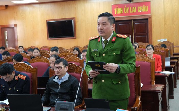 Đại diện lãnh đạo Công an tỉnh báo cáo tình hình an ninh trật tự trên địa bàn tỉnh năm 2025.