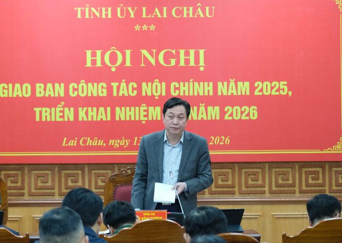 Đồng chí Lò Văn Cương - Ủy viên Ban Thường vụ, Trưởng Ban Nội chính Tỉnh ủy phát biểu tại hội nghị.