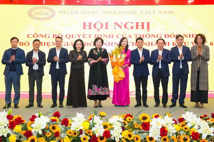Lãnh đạo thành phố Hải Phòng tặng hoa chúc mừng Giám đốc Ngân hàng Nhà nước chi nhánh Khu vực 6.