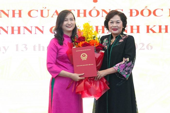 Thống đốc Ngân hàng Nhà nước Nguyễn Thị Hồng trao Quyết định bổ nhiệm bà Nguyễn Thị Dung giữ chức vụ Giám đốc Ngân hàng Nhà nước chi nhánh Khu vực 6.
