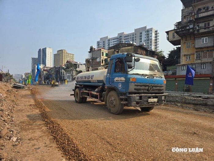 Ngày 14/1, theo ghi nhận, mặt đường đã được lu phẳng, rải base toàn tuyến, công nhân tiến hành tưới đường... Sau khi thông tuyến, tuyến đường trước mắt sẽ đóng vai trò là đường tạm phục vụ công tác phân luồng giao thông, góp phần giảm thiểu ùn tắc giao thông và đường tạm dân sinh khi đường Đê La Thành bị ùn tắc. Tuyến đường được cấp phối đá dăm, rộng 7m, dài hơn 2km.