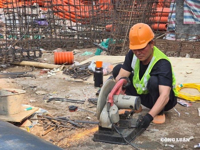 Công nhân hối hả làm việc trên công trường xây đường vành đai 1