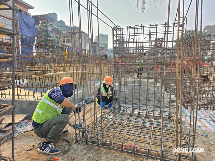 Công nhân hối hả làm việc trên công trường xây đường vành đai 1