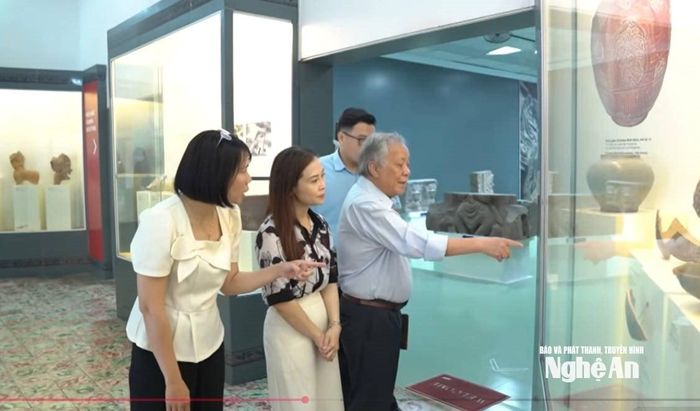 Nhà nghiên cứu Đinh Bá Hòa cùng các đồng nghiệp cũ tại Bảo Tàng Bình ĐỊnh.